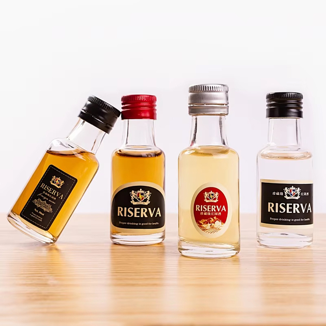 Pequenas garrafas de licor de vidro com tampa