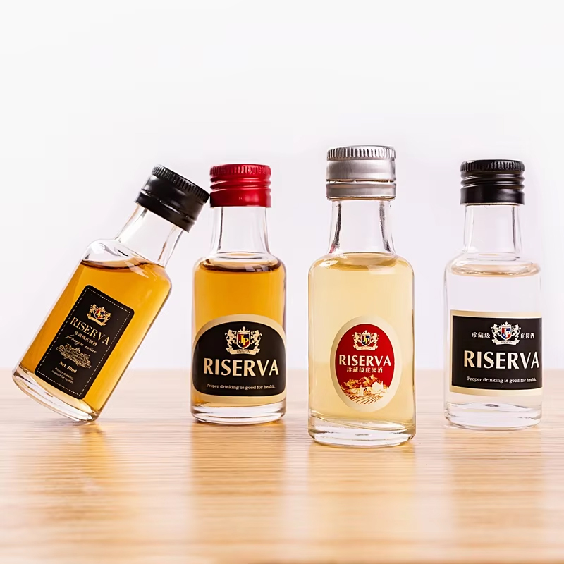 Pequenas garrafas de licor de vidro com tampa