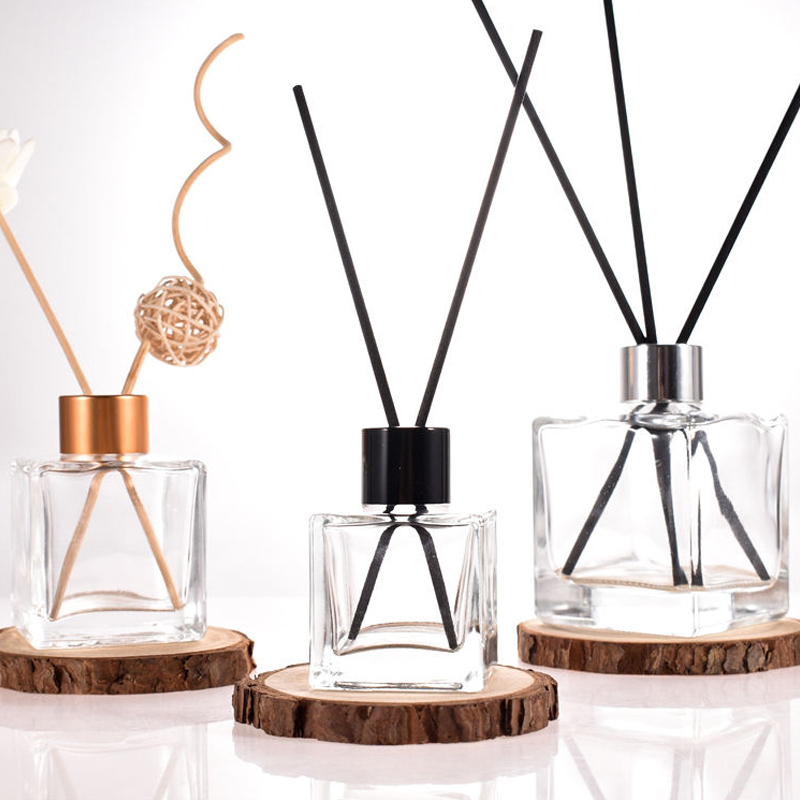 Frasco difusor de vidro quadrado de palheta com rattan