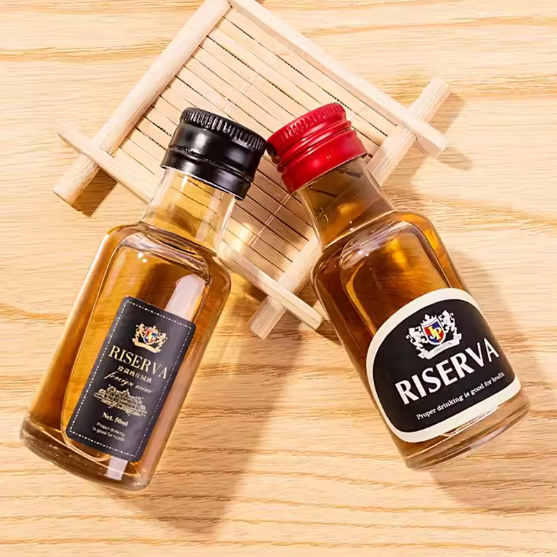 Pequenas garrafas de licor de vidro com tampa