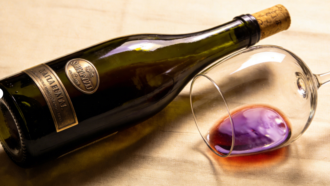 Como abrir uma garrafa de vinho sem saca-rolhas: técnicas profissionais para amantes de vinhos finos